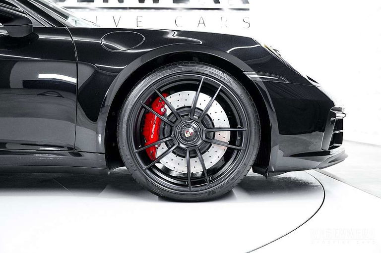 Porsche 992 Carrera 4 GTS