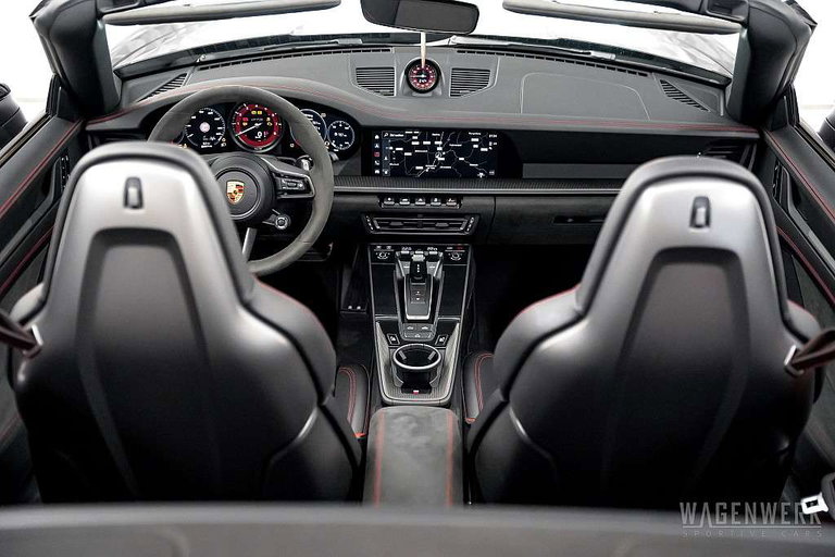 Porsche 992 Carrera 4 GTS