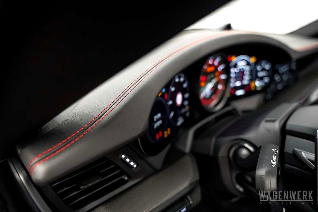 Porsche 992 Carrera 4 GTS