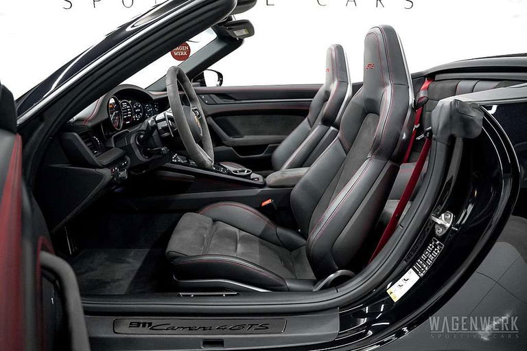 Porsche 992 Carrera 4 GTS