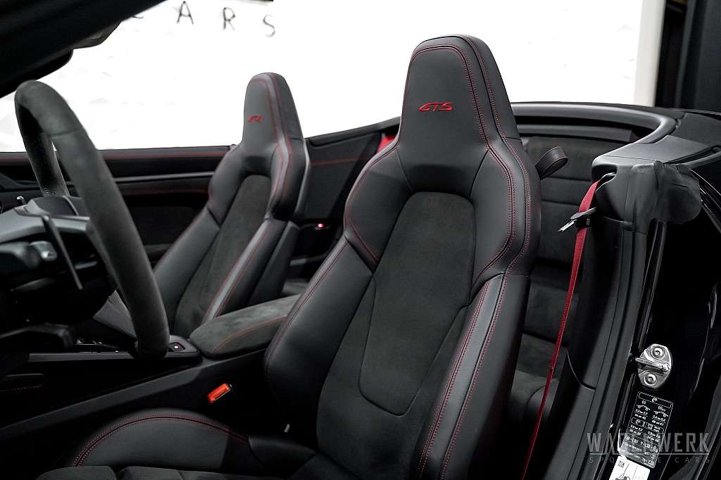 Porsche 992 Carrera 4 GTS