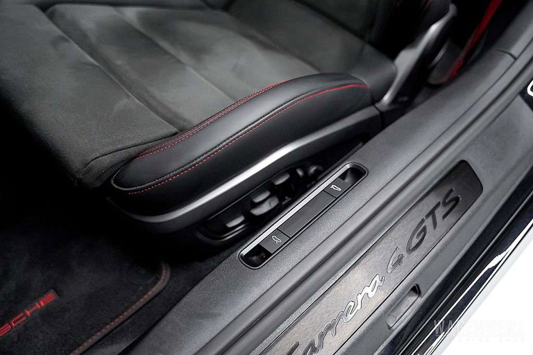 Porsche 992 Carrera 4 GTS