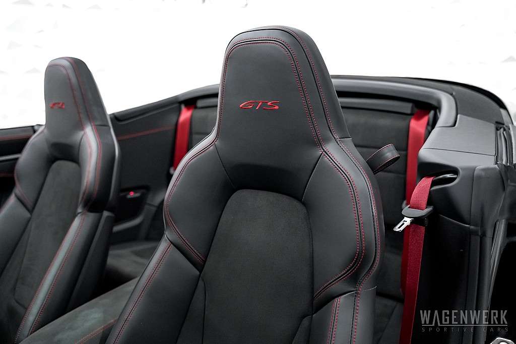 Porsche 992 Carrera 4 GTS