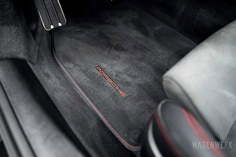Porsche 992 Carrera 4 GTS