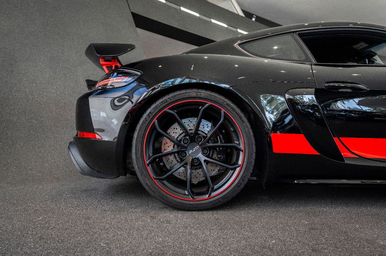 Porsche 718 Cayman GT4