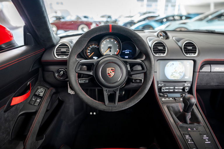 Porsche 718 Cayman GT4