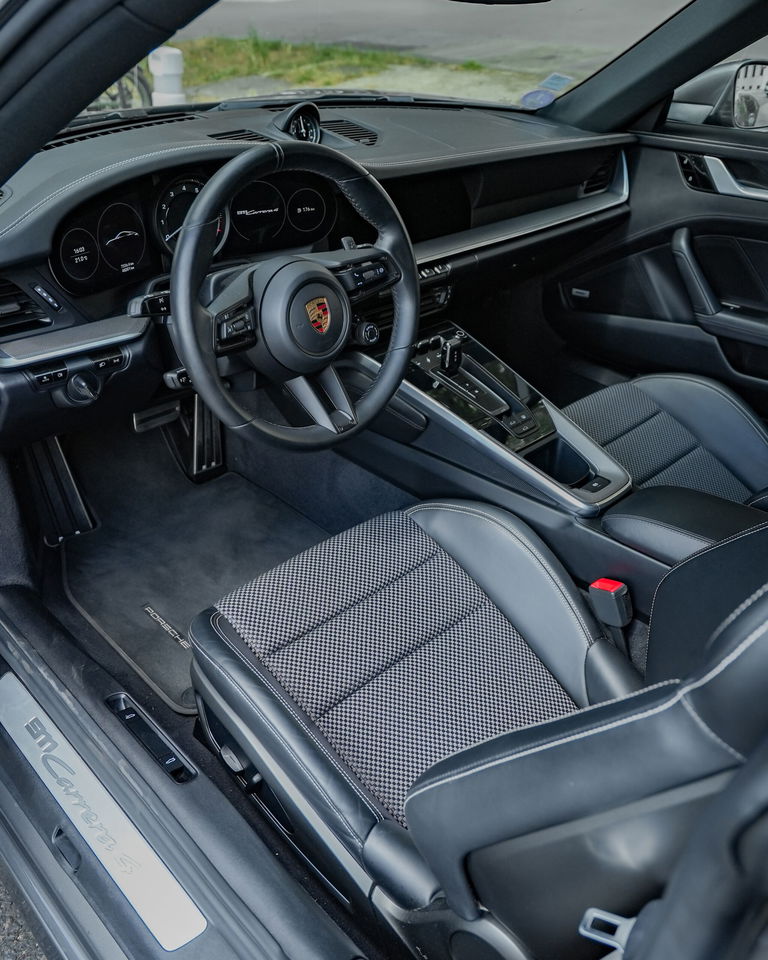 Porsche 992 Carrera 4