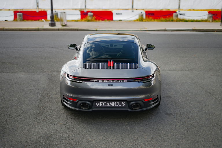 Porsche 992 Carrera 4