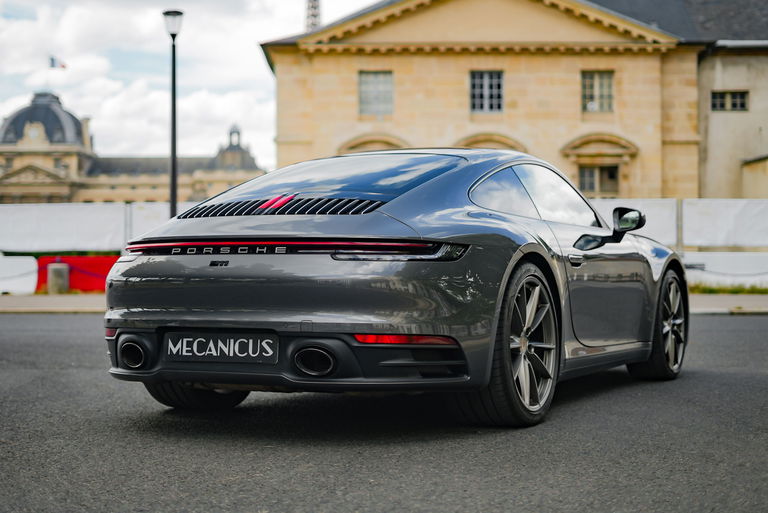 Porsche 992 Carrera 4
