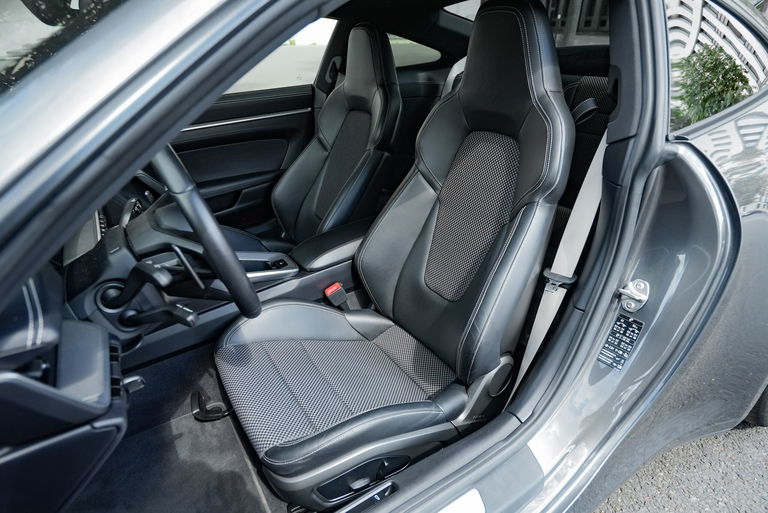 Porsche 992 Carrera 4