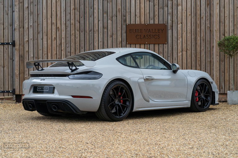 Porsche 718 Cayman GT4