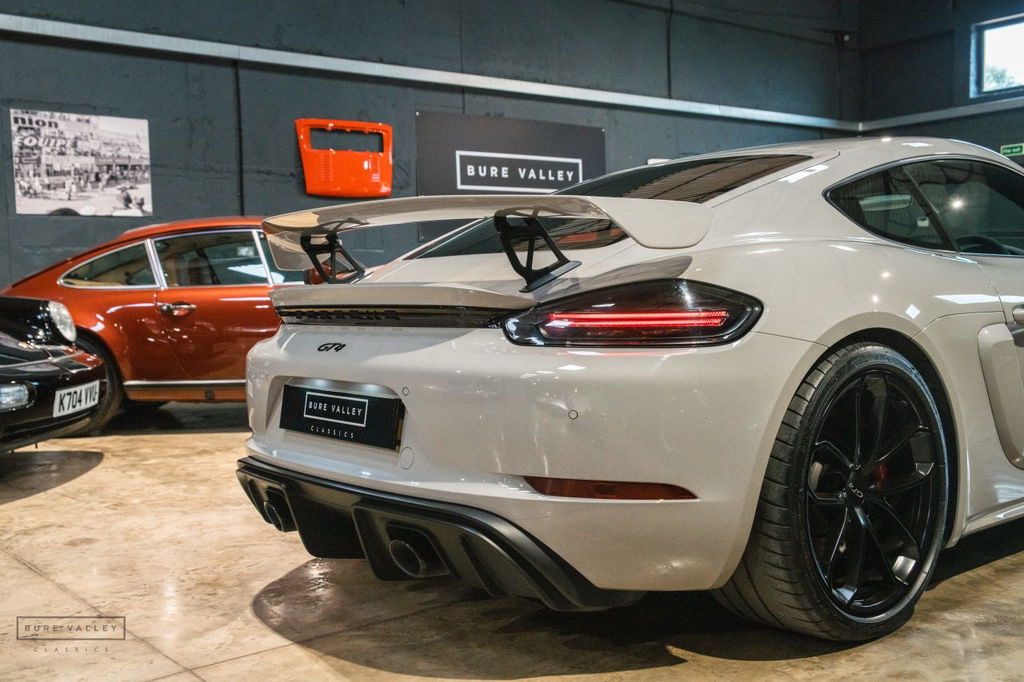 Porsche 718 Cayman GT4