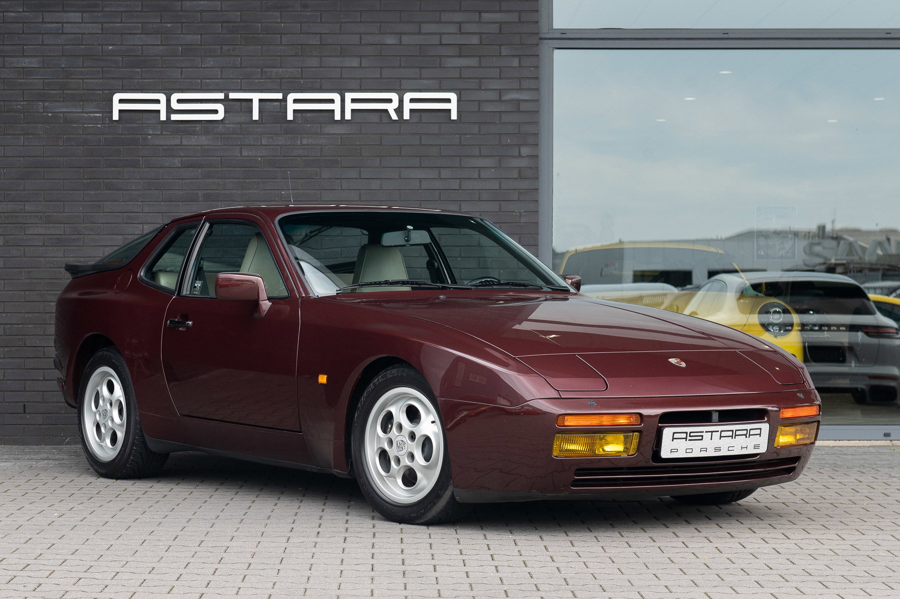 Porsche in Maraschino Red Metallic LY3V - Color Overview