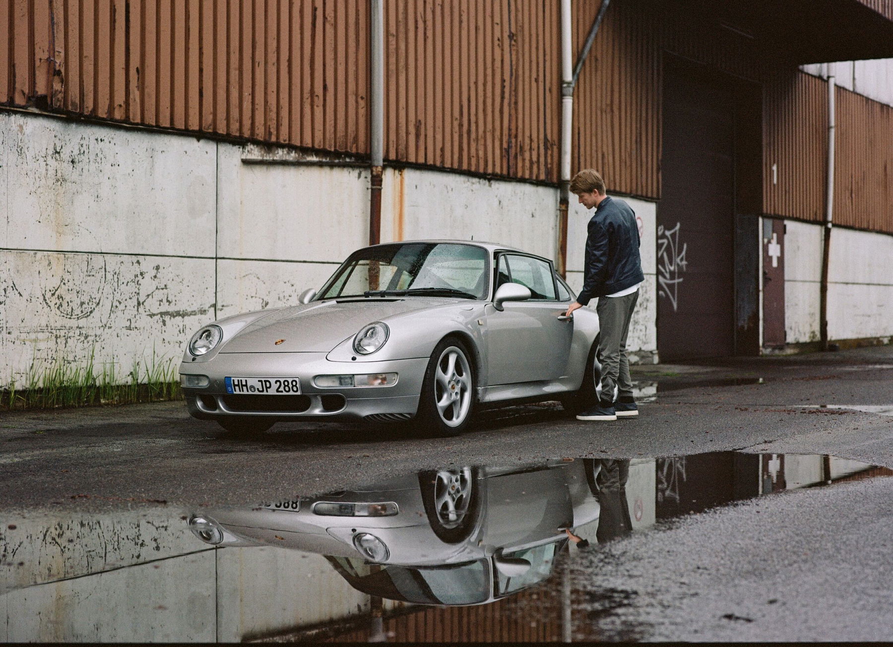 Justin Placek vor seinem Porsche 993 Carrera S