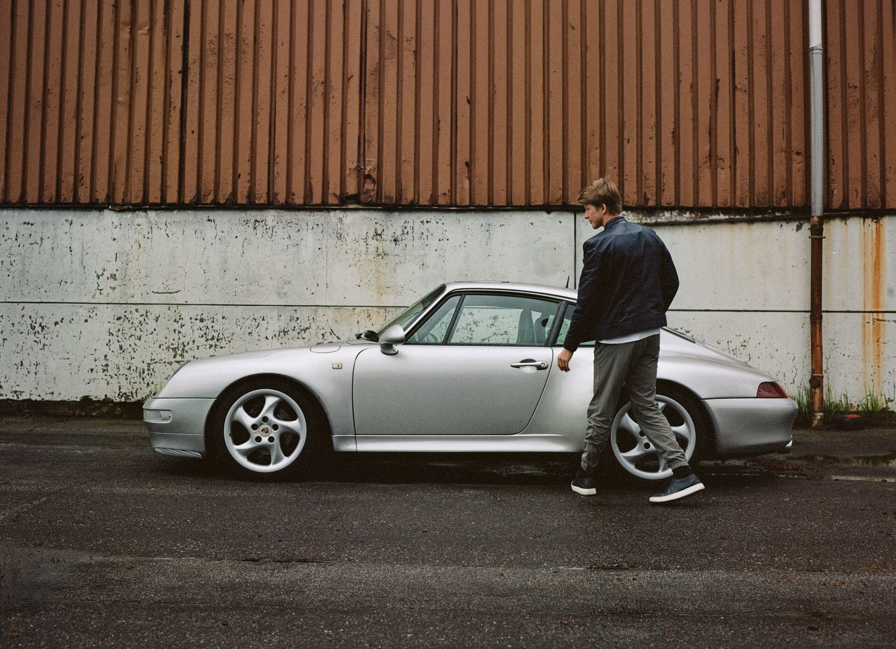 Justin Placek vor seinem Porsche 993 Carrera S