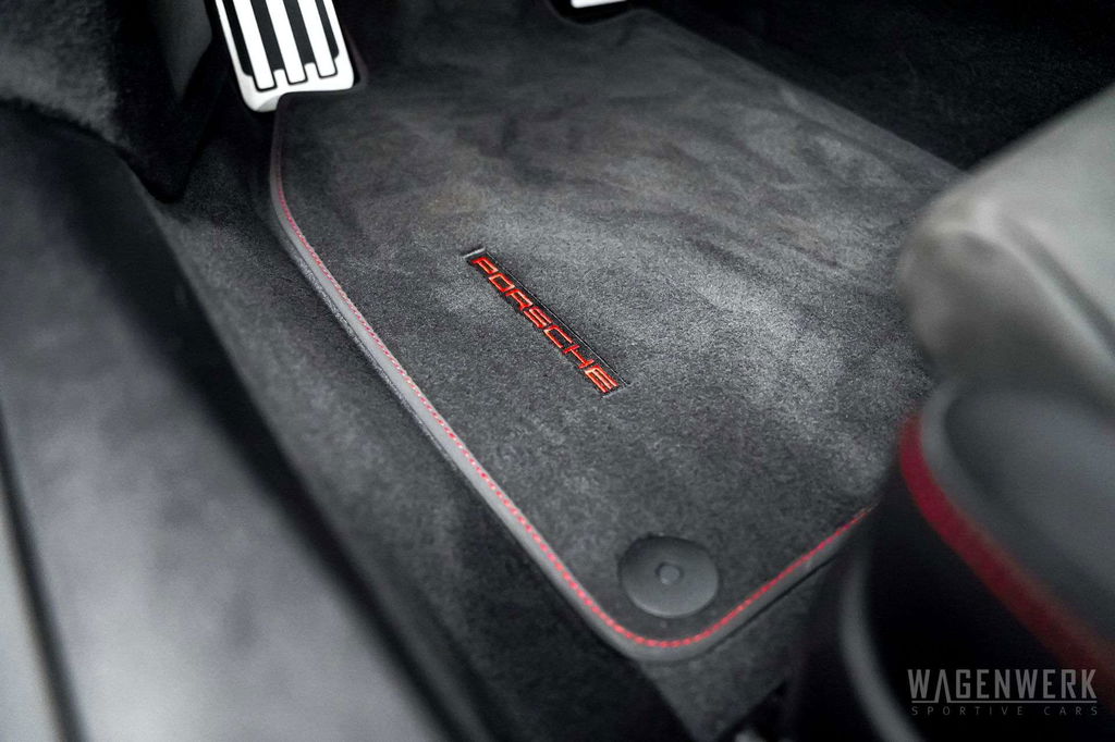 Porsche 992 Carrera 4 GTS