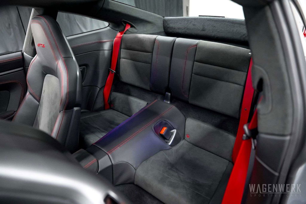 Porsche 992 Carrera 4 GTS