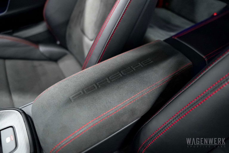 Porsche 992 Carrera 4 GTS