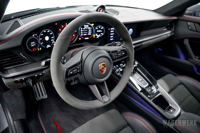 Porsche 992 Carrera 4 GTS