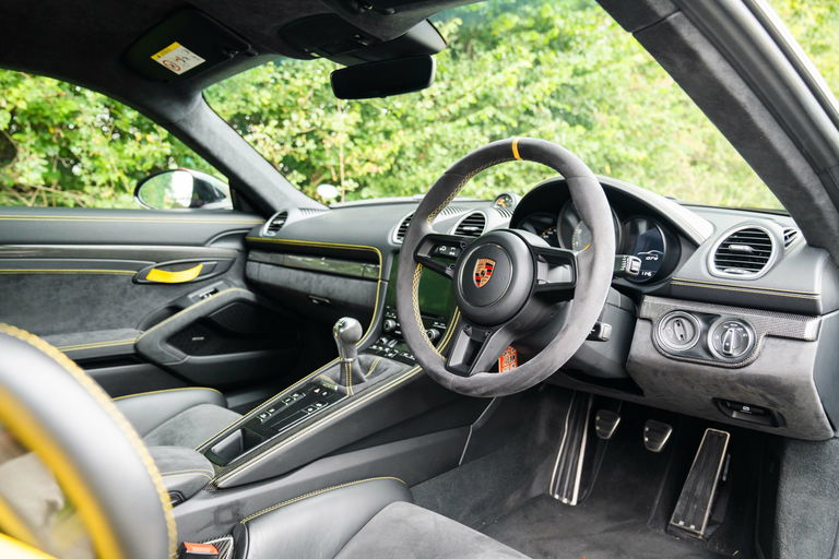 Porsche 718 Cayman GT4