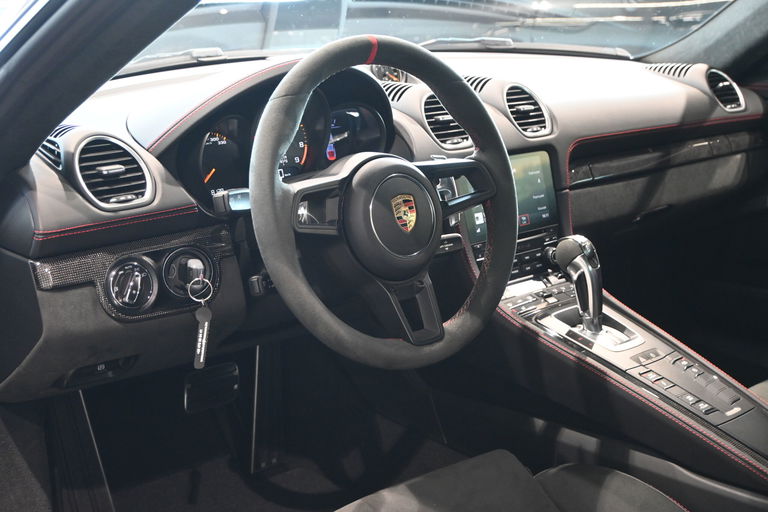 Porsche 718 Cayman GT4