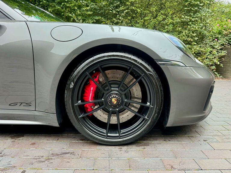 Porsche 992 Carrera 4 GTS