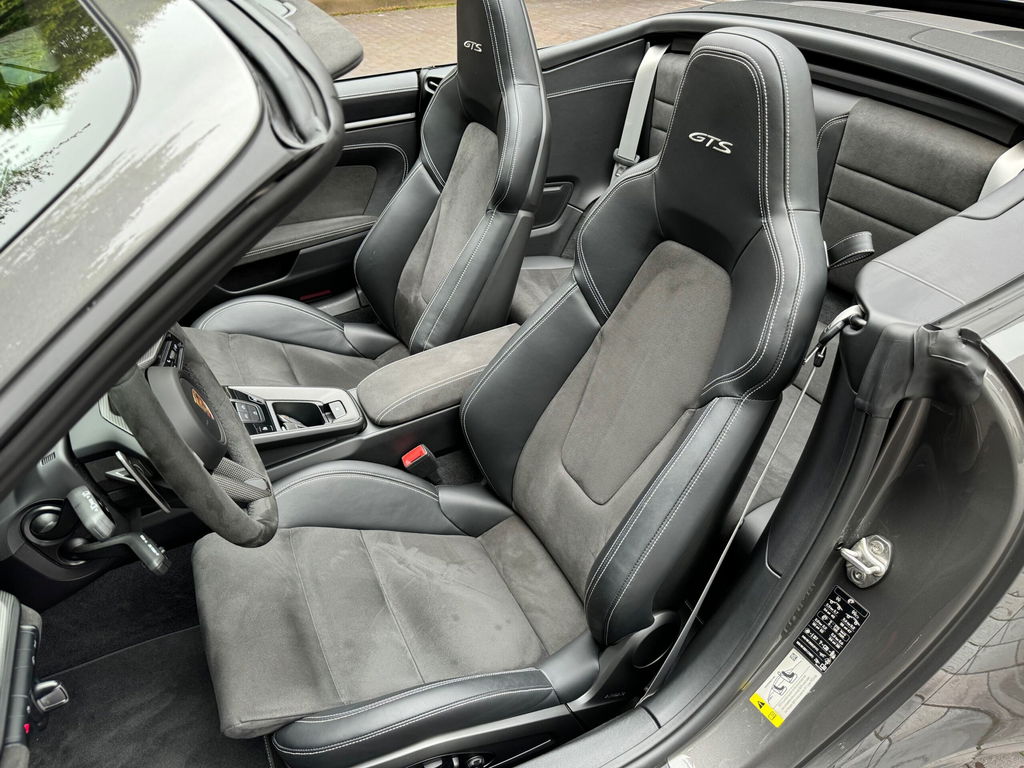 Porsche 992 Carrera 4 GTS