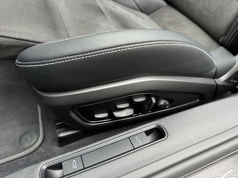 Porsche 992 Carrera 4 GTS