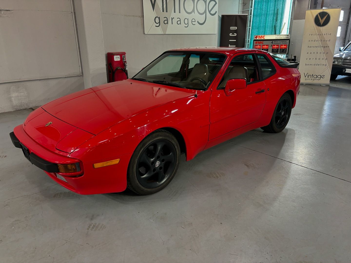 redcarpページ Porsche 944 Coupé 1983 - elferspot.com - Marketplace for Porsche