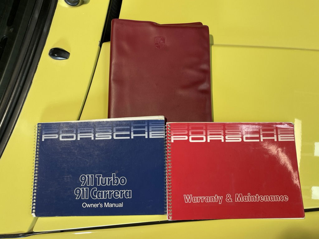 Porsche 911 Carrera 3.2 (US)