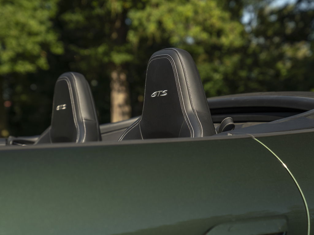 Porsche 992 Carrera 4 GTS