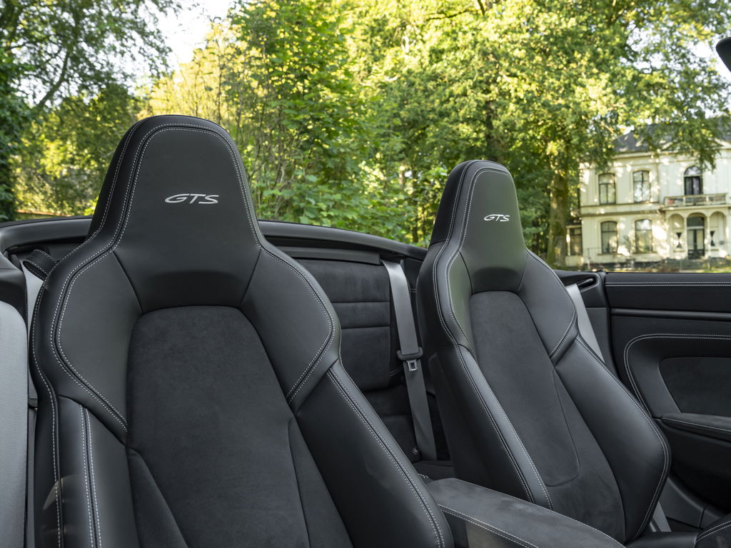 Porsche 992 Carrera 4 GTS