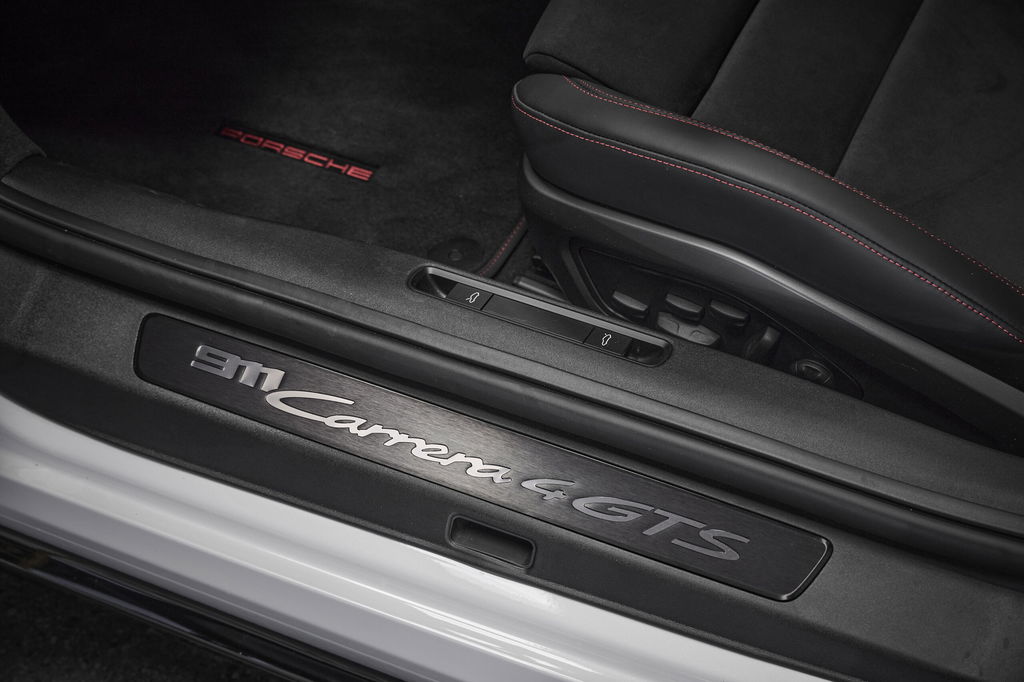 Porsche 992 Carrera 4 GTS