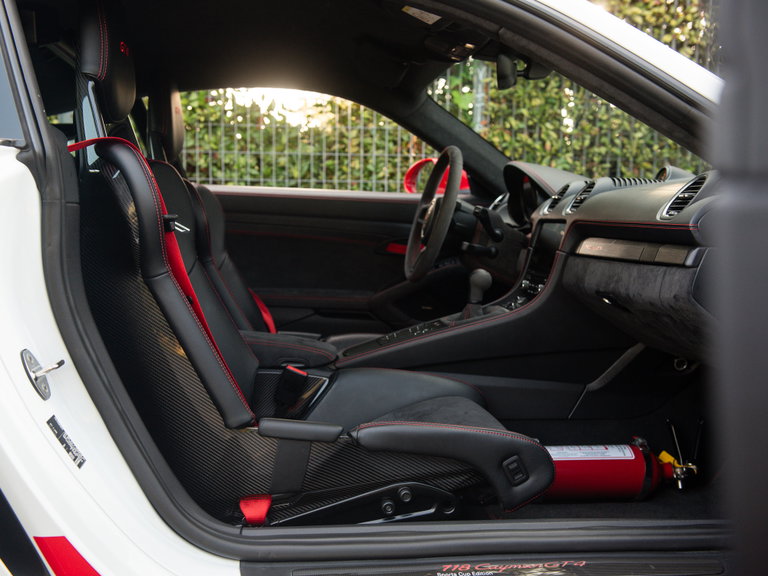 Porsche 718 Cayman GT4