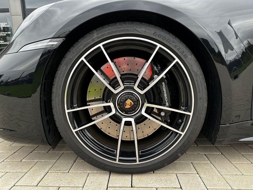 Porsche 992 Carrera 4 GTS