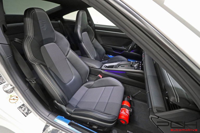 Porsche 992 Carrera 4