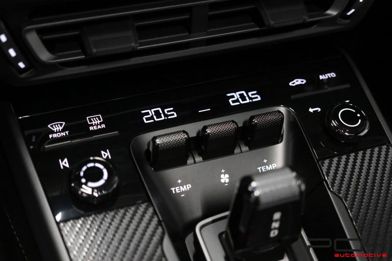 Porsche 992 Carrera 4