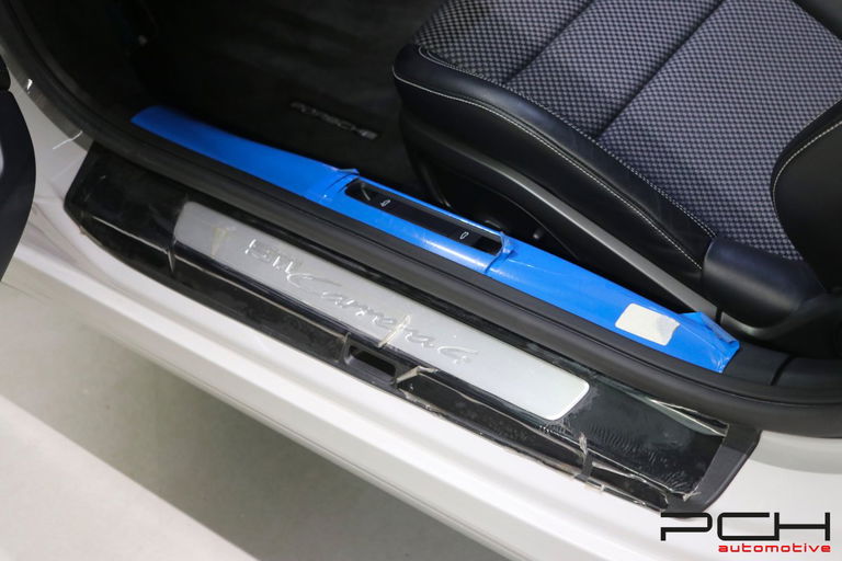 Porsche 992 Carrera 4