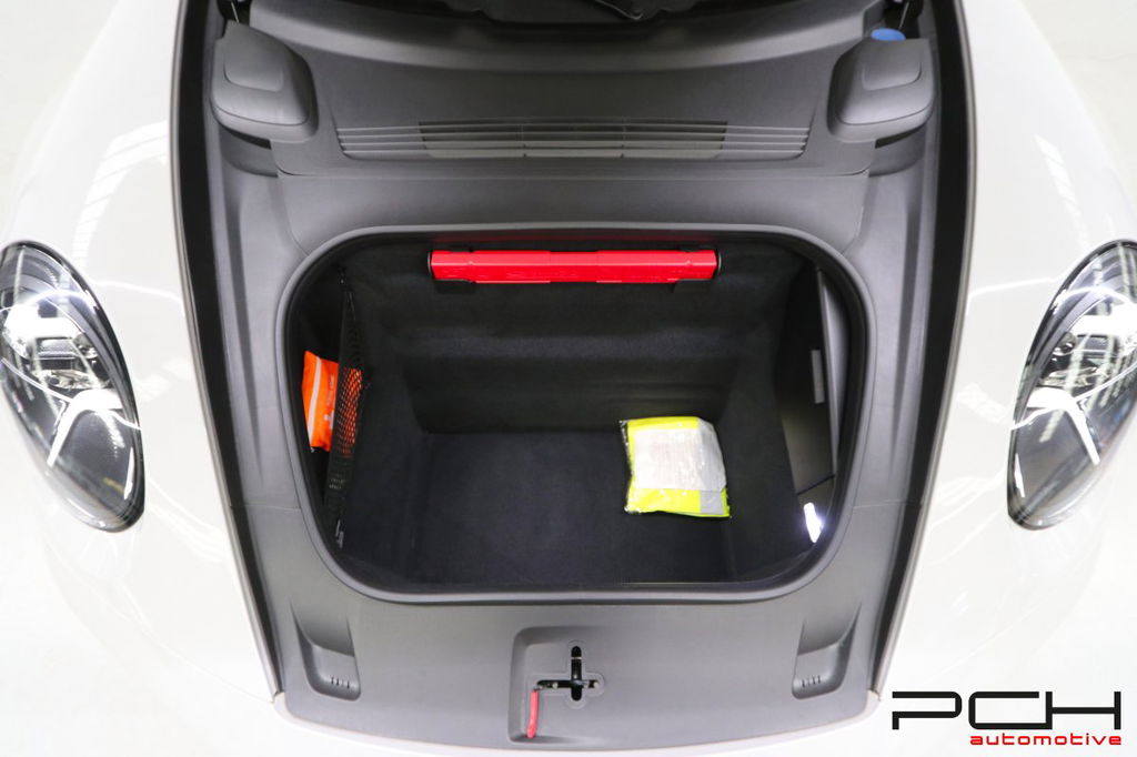 Porsche 992 Carrera 4