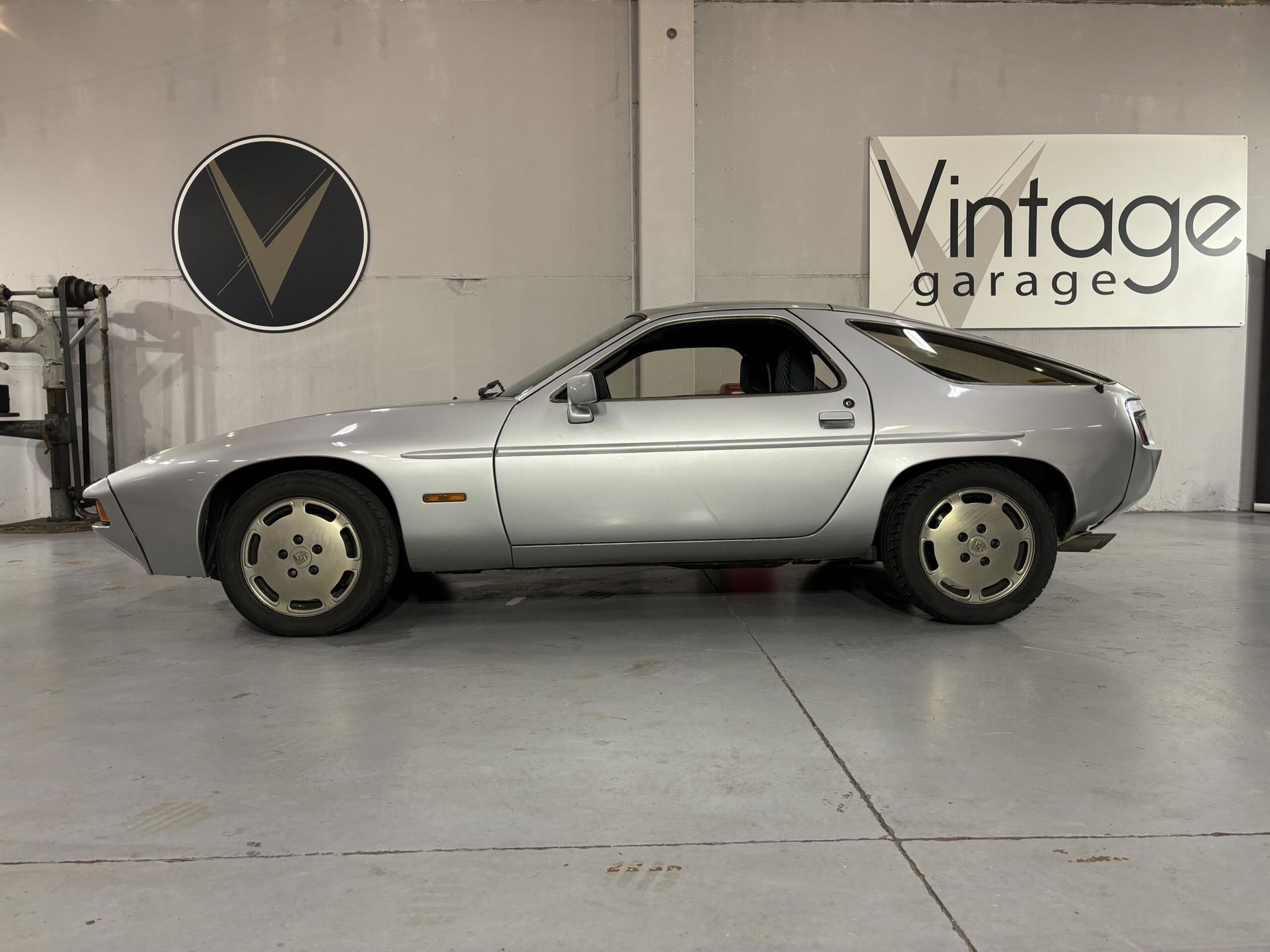 1/18 ポルシェ928S 1979 Porsche シルバー MGC製 Porsche 928 1979 - elferspot.com - Marketplace for Porsche