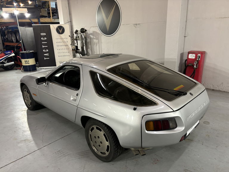 Porsche 928