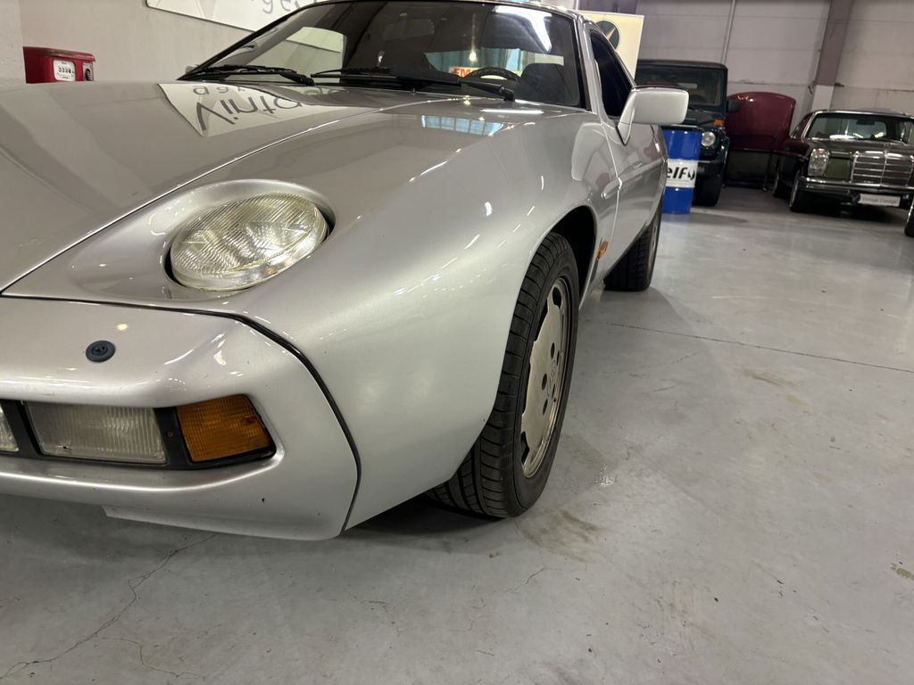 Porsche 928