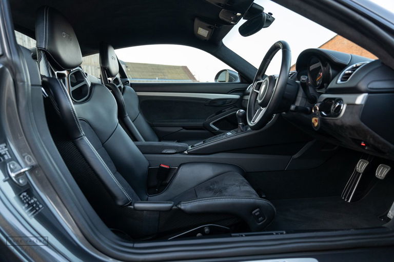 Porsche 981 Cayman GT4