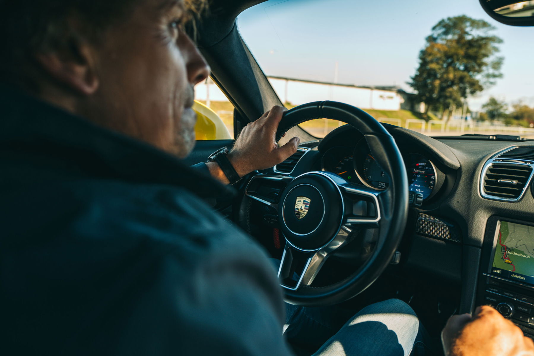 Christian Menzel am Steuer seines Porsche Cayman GT4