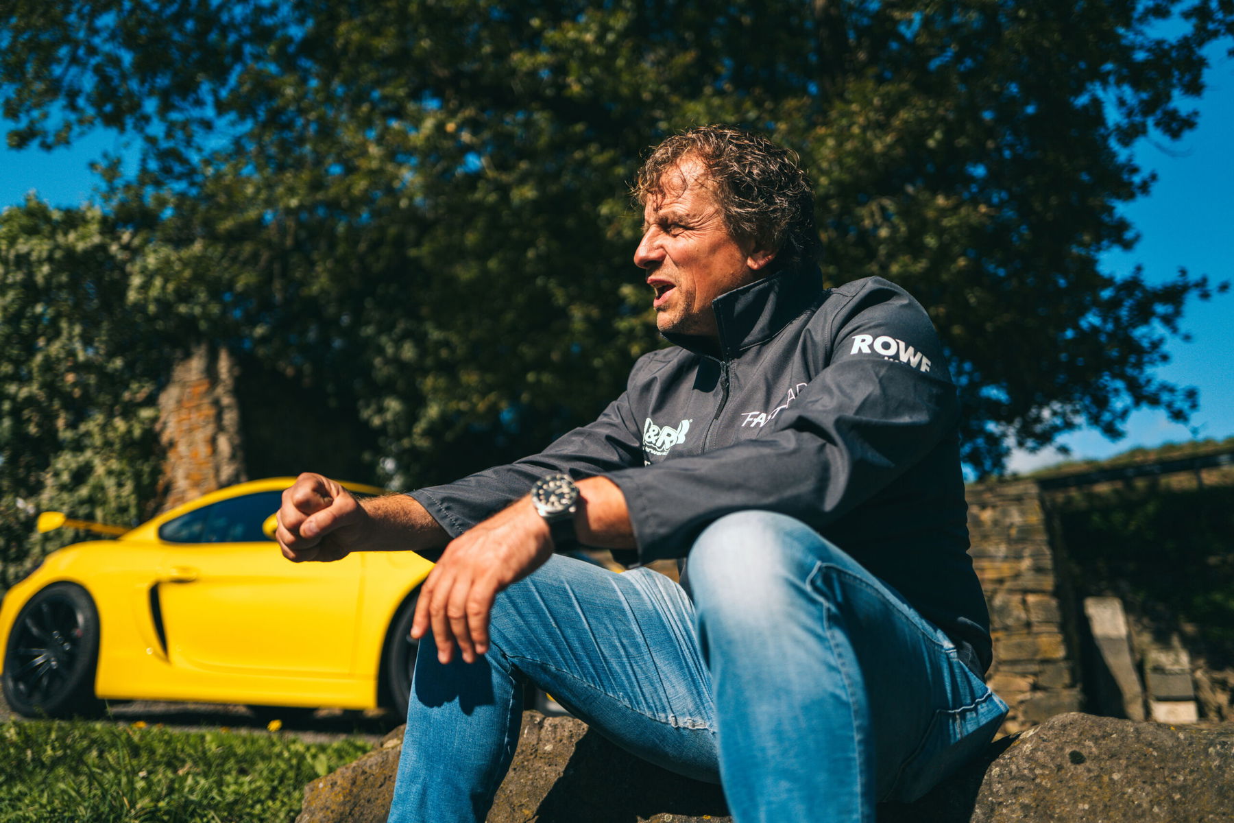 Christian Menzel vor Porsche Cayman GT4 981