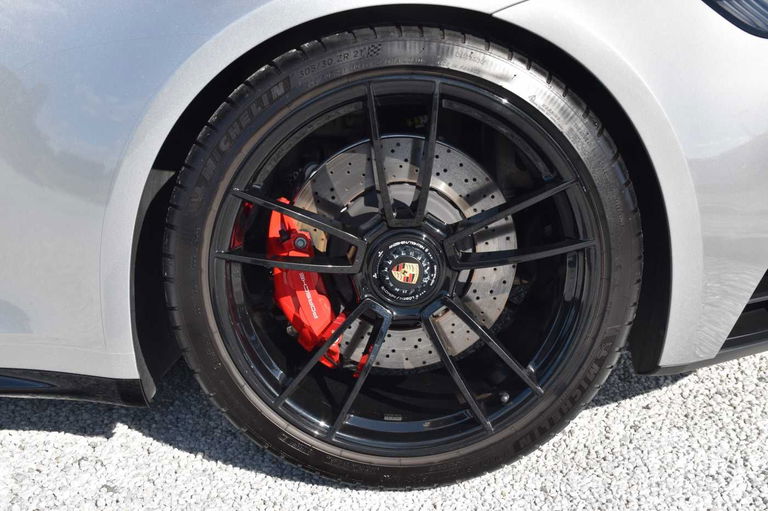 Porsche 992 Carrera 4 GTS