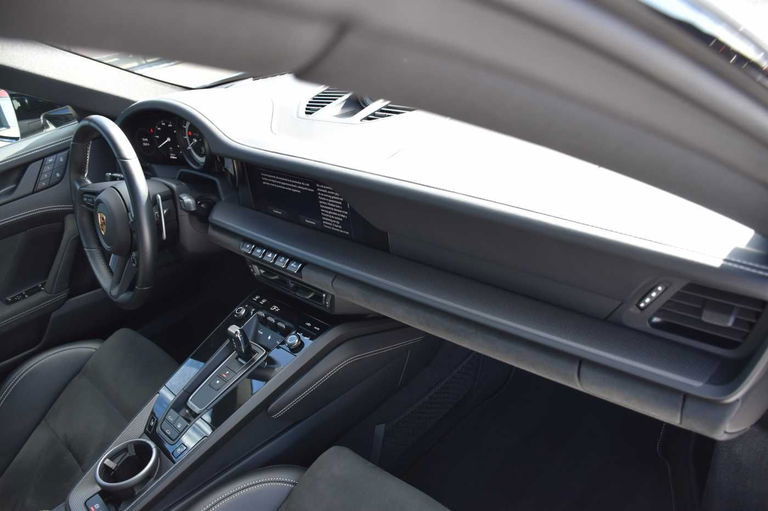 Porsche 992 Carrera 4 GTS