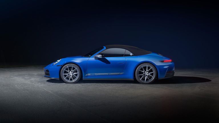 The Porsche 992.2 Carrera T brings back the manuals!
