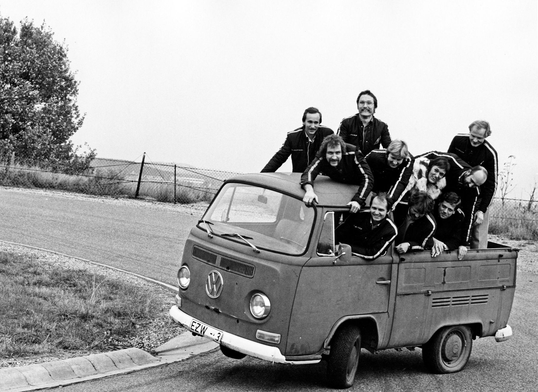 Porsche Renndienst Pritsche
Roland Kussmaul, Jürgen Kern, Günter Laib, Thomas Kremer, F. Gmeiner, Peter Scharpf, Hr. Witschky unten Neemann, Ettel Müller