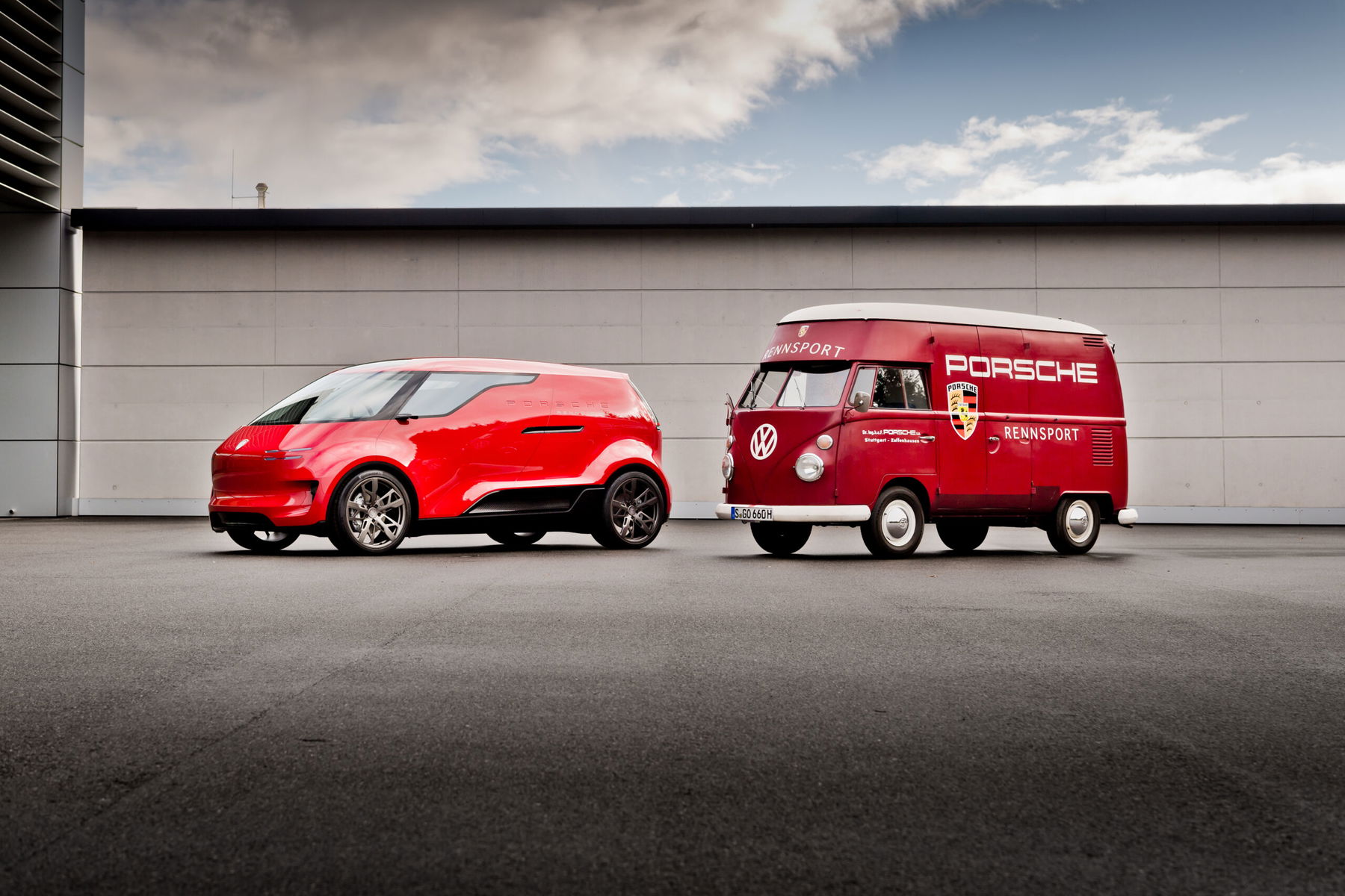 Porsche Vision Renndienst neben Porsche Renndienst VW Transporter Typ 1